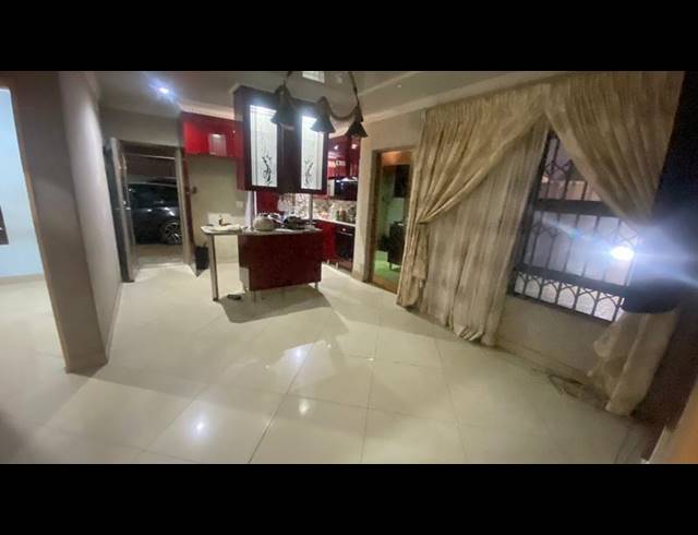 3 BEDROOM HOUSE FOR SALE IN BEVERLY HILLS